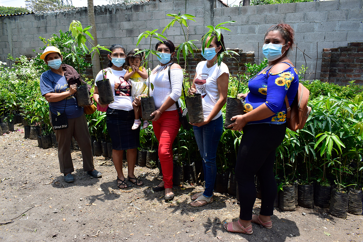 Mujeres salvadoreñas contribuyen al logro del derecho a la alimentación