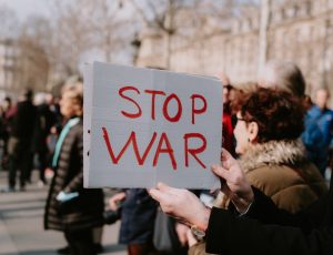Cartel con el eslogan 'stop war'