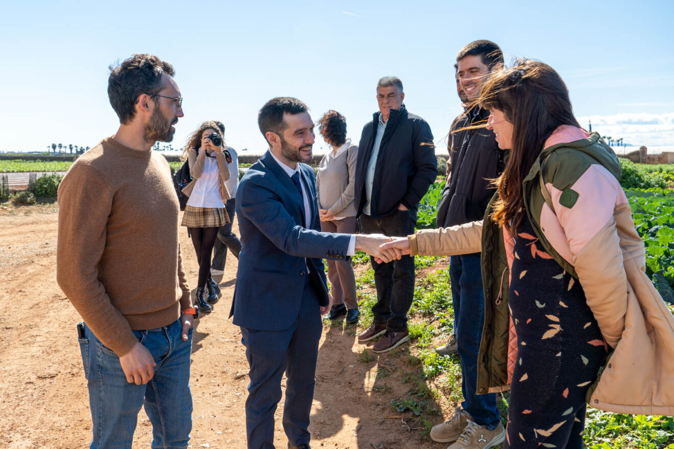 El ministro Pablo Bustinduy visita València para conocer Horta Cuina: programa que promueve  una alimentación de proximidad en comedores escolares 