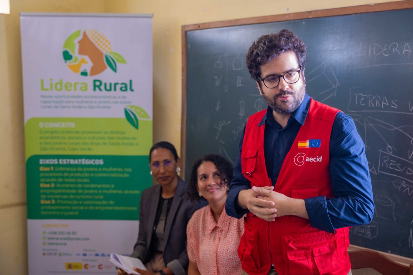 El director de AECID, Antón Leis García, descubre en Cabo Verde el proyecto 'Lidera rural'